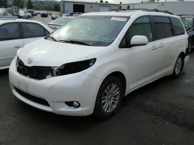 5TDYK3DC1FS604455 - 2015 TOYOTA SIENNA XLE WHITE photo 2