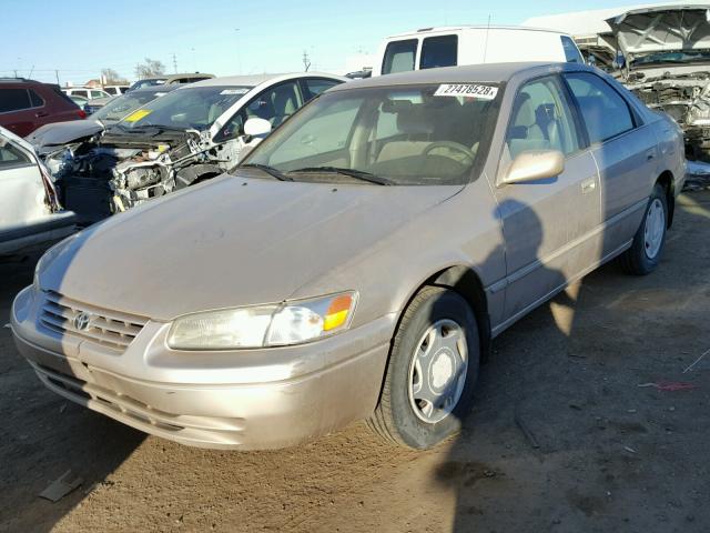 4T1BG22KXWU841657 - 1998 TOYOTA CAMRY CE TAN photo 2