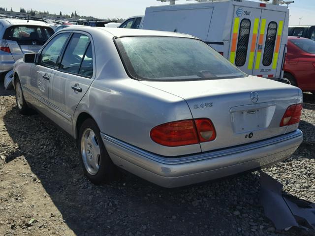 WDBJF72F6VA479411 - 1997 MERCEDES-BENZ E 420 SILVER photo 3