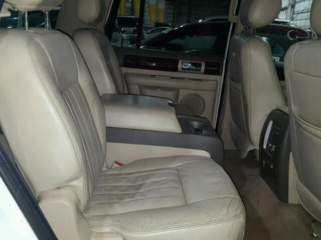 5LMFU28R54LJ33962 - 2004 LINCOLN NAVIGATOR 白色 照片 6