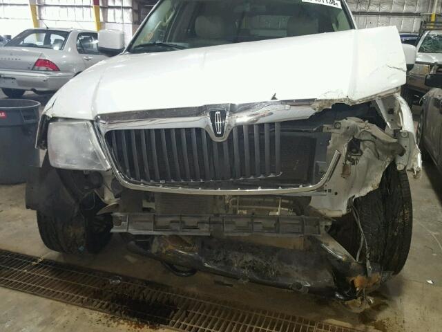 5LMFU28R54LJ33962 - 2004 LINCOLN NAVIGATOR 白色 照片 9
