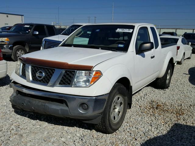 1N6AD06W55C413703 - 2005 NISSAN FRONTIER K WHITE photo 2