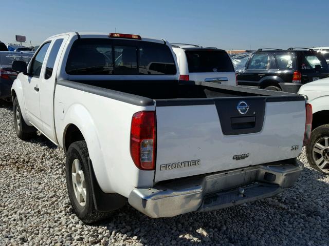 1N6AD06W55C413703 - 2005 NISSAN FRONTIER K WHITE photo 3