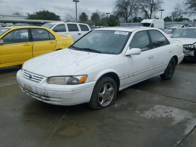 JT2BF22K1W0113104 - 1998 TOYOTA CAMRY CE WHITE photo 2