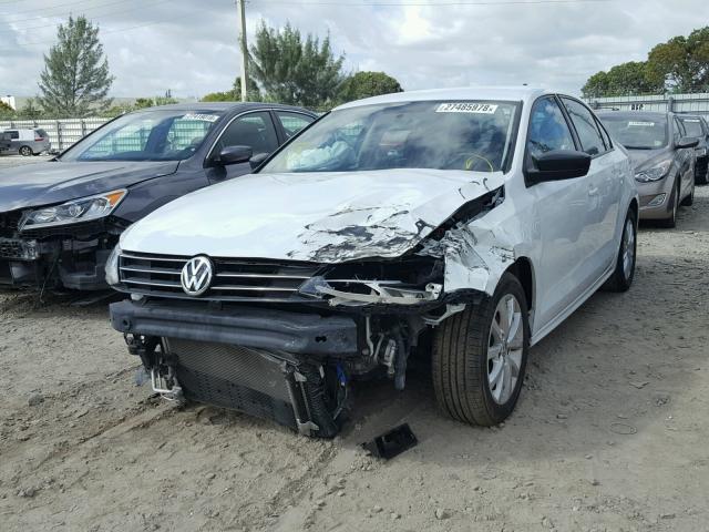 3VWD17AJ7FM237537 - 2015 VOLKSWAGEN JETTA SE WHITE photo 2