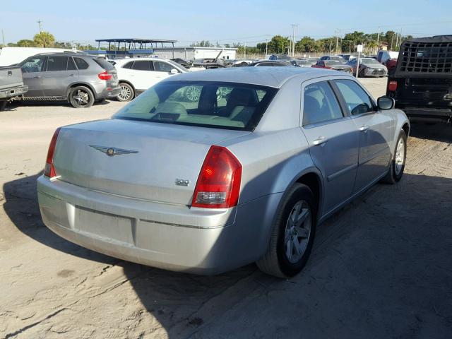 2C3KA53G87H888096 - 2007 CHRYSLER 300 TOURIN SILVER photo 4