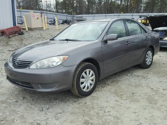 4T1BE32K75U631334 - 2005 TOYOTA CAMRY LE GRAY photo 2