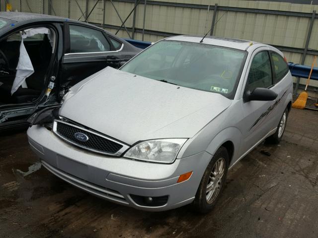 3FAFP31N15R158796 - 2005 FORD FOCUS ZX3 SILVER photo 2