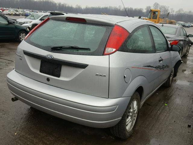 3FAFP31N15R158796 - 2005 FORD FOCUS ZX3 SILVER photo 4