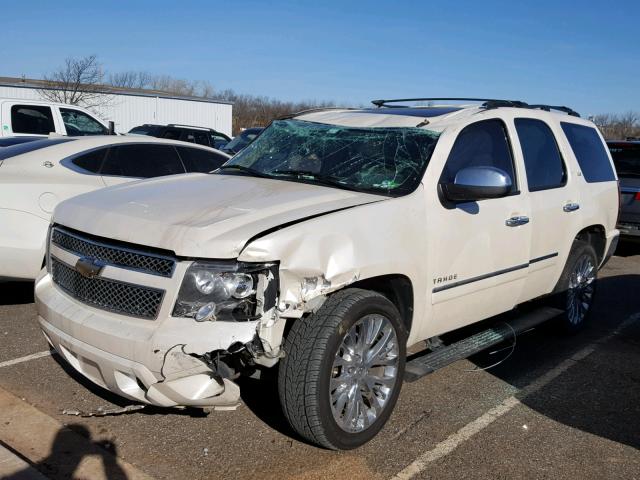 1GNSKCE04BR389891 - 2011 CHEVROLET TAHOE K150 WHITE photo 2