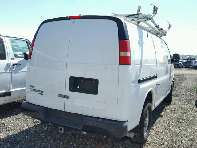 1GCWGFCAXB1134380 - 2011 CHEVROLET EXPRESS G2 WHITE photo 4