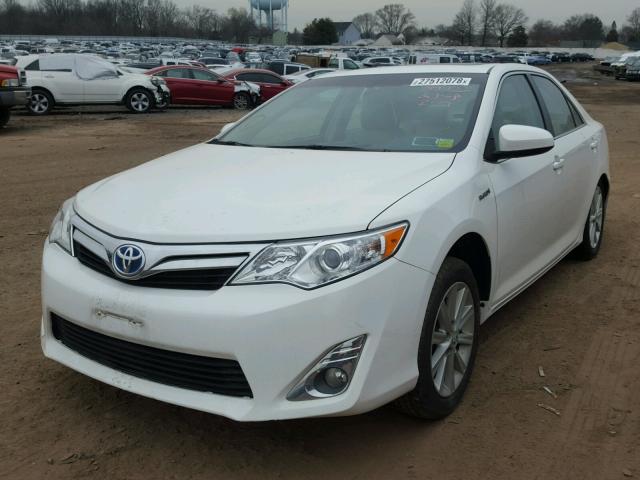 4T1BD1FK8DU089936 - 2013 TOYOTA CAMRY HYBR WHITE photo 2