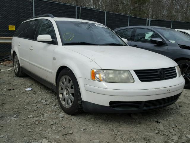 WVWVD23B0YE243034 - 2000 VOLKSWAGEN PASSAT GLX WHITE photo 1