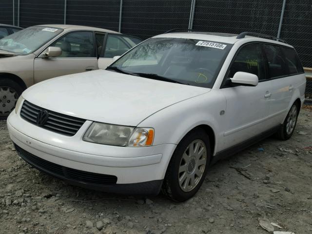 WVWVD23B0YE243034 - 2000 VOLKSWAGEN PASSAT GLX WHITE photo 2