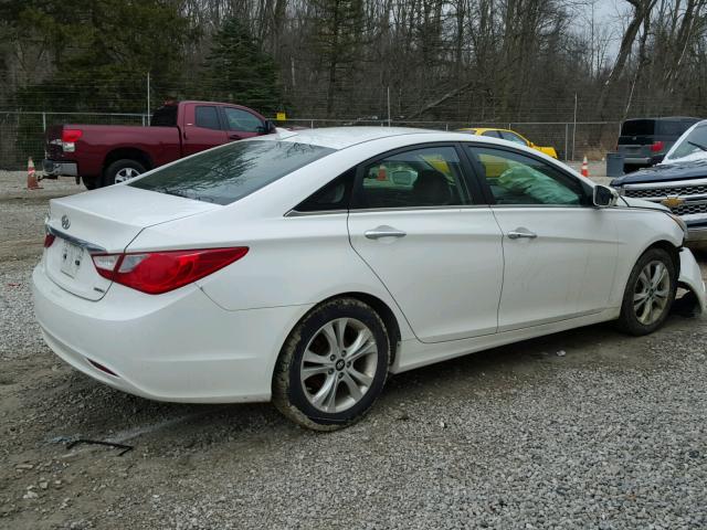 5NPEC4AC9DH576224 - 2013 HYUNDAI SONATA SE WHITE photo 4