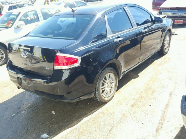 1FAHP35NX9W161976 - 2009 FORD FOCUS SE BLACK photo 4