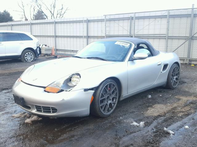 WP0CB2989YU664622 - 2000 PORSCHE BOXSTER S SILVER photo 2