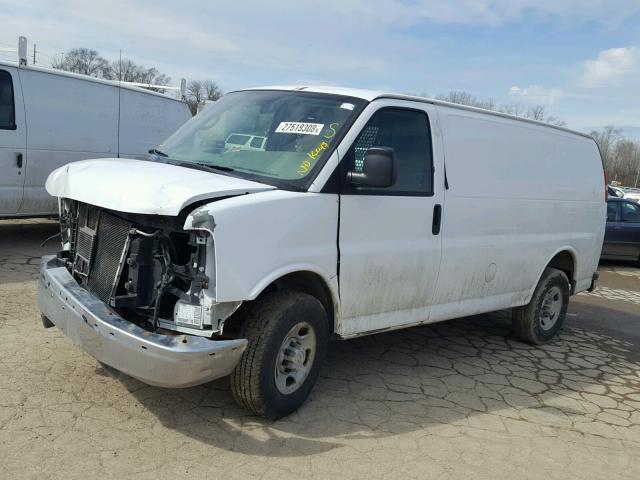 1GCGG25C081107483 - 2008 CHEVROLET EXPRESS G2 WHITE photo 2