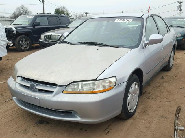 1HGCG5645XA094043 - 1999 HONDA ACCORD LX SILVER photo 2