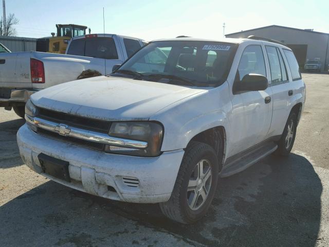 1GNDT13S842267707 - 2004 CHEVROLET TRAILBLAZE WHITE photo 2