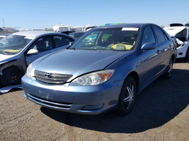 JTDBE32K620095936 - 2002 TOYOTA CAMRY LE BLUE photo 2