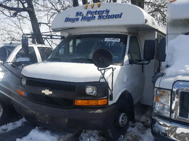 1GBJG31U541158664 - 2004 CHEVROLET EXPRESS G3 WHITE photo 2