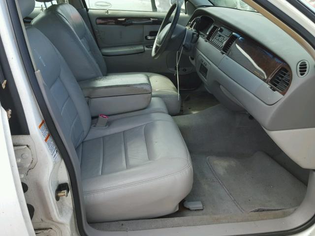 1LNHM81W4YY805923 - 2000 LINCOLN TOWN CAR E WHITE photo 5