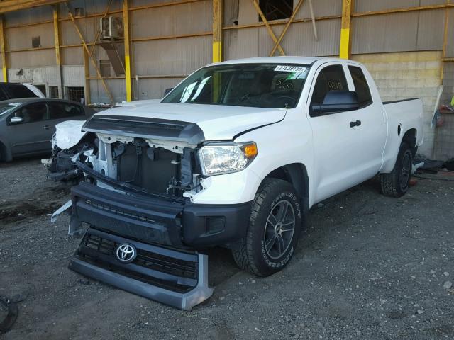 5TFRU5F1XEX032560 - 2014 TOYOTA TUNDRA DOU WHITE photo 2