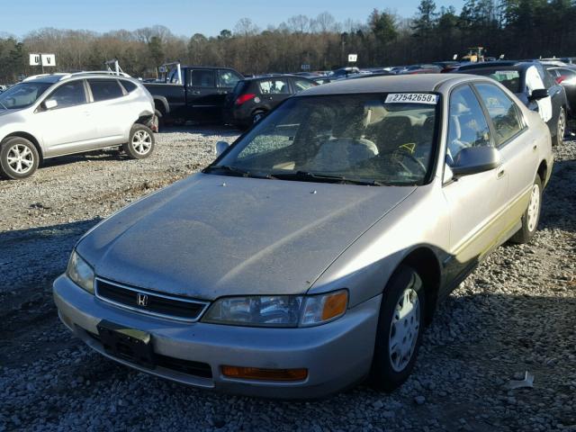 1HGCD5683TA135324 - 1996 HONDA ACCORD DX GOLD photo 2