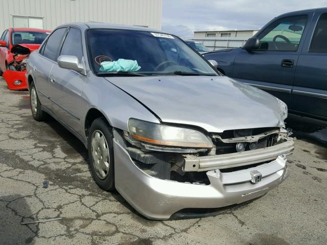 1HGCG564XWA059318 - 1998 HONDA ACCORD LX SILVER photo 1