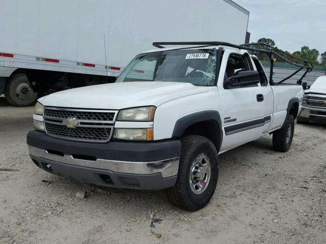 1GCHK29205E303304 - 2005 CHEVROLET SILVERADO WHITE photo 2