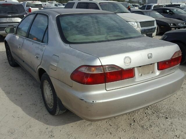 1HGCG5647WA168559 - 1998 HONDA ACCORD LX SILVER photo 3