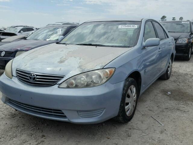 4T1BE32K35U968423 - 2005 TOYOTA CAMRY LE BLUE photo 2