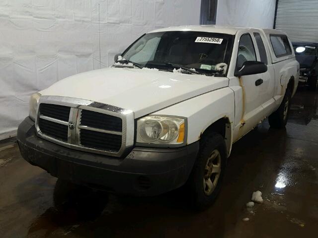 1D7HW22N65S220699 - 2005 DODGE DAKOTA ST WHITE photo 2