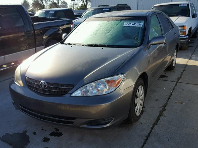 JTDBE32K120076663 - 2002 TOYOTA CAMRY LE GRAY photo 2