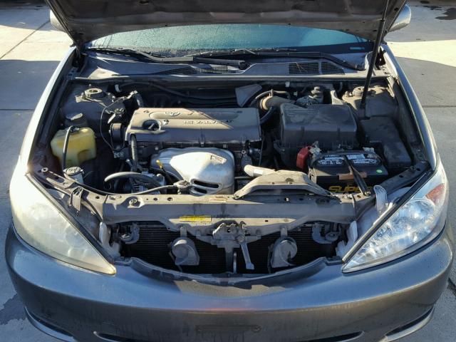 JTDBE32K120076663 - 2002 TOYOTA CAMRY LE GRAY photo 7