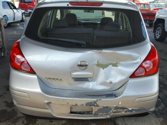 3N1BC13E37L431980 - 2007 NISSAN VERSA S GRAY photo 9