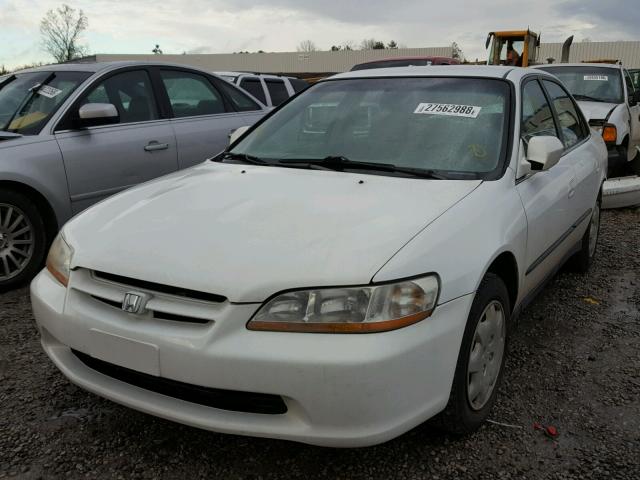 1HGCG564XXA086178 - 1999 HONDA ACCORD LX WHITE photo 2