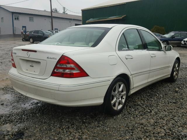 WDBRF87H77F863397 - 2007 MERCEDES-BENZ C 350 4MAT WHITE photo 4