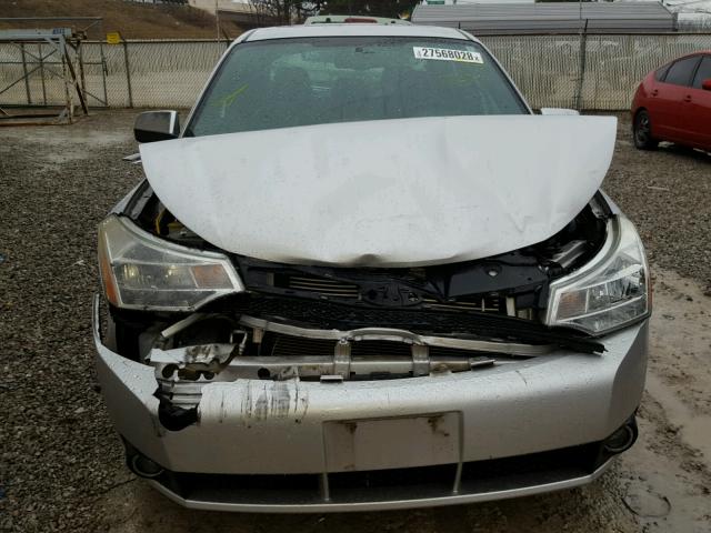 1FAHP3HN8BW144255 - 2011 FORD FOCUS SEL SILVER photo 9