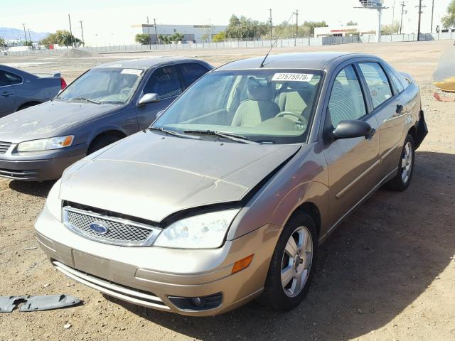 1FAFP34N25W280009 - 2005 FORD FOCUS ZX4 TAN photo 2