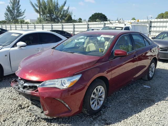 4T1BF1FK1FU994287 - 2015 TOYOTA CAMRY LE RED photo 2