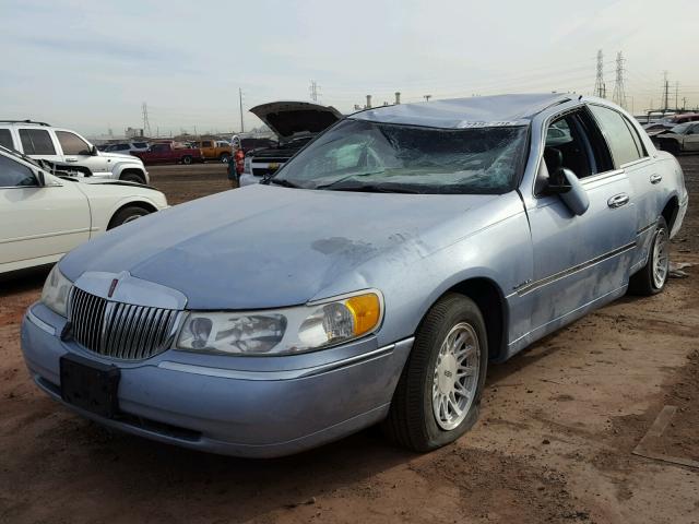 1LNFM82W7WY618968 - 1998 LINCOLN TOWN CAR S BLUE photo 2