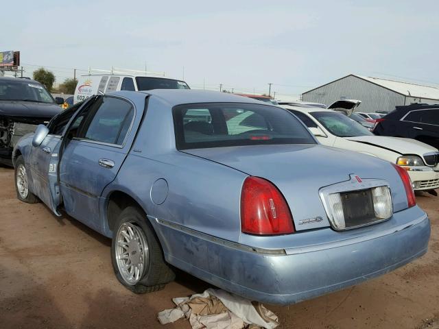 1LNFM82W7WY618968 - 1998 LINCOLN TOWN CAR S BLUE photo 3