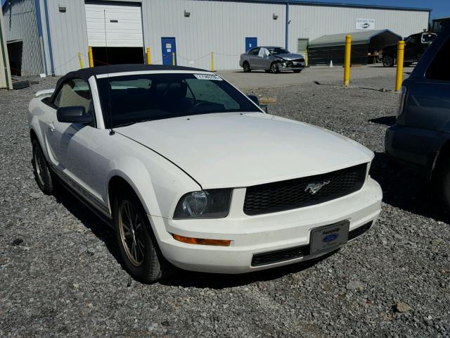 1ZVFT84N255223816 - 2005 FORD MUSTANG WHITE photo 1