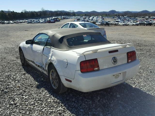 1ZVFT84N255223816 - 2005 FORD MUSTANG WHITE photo 3