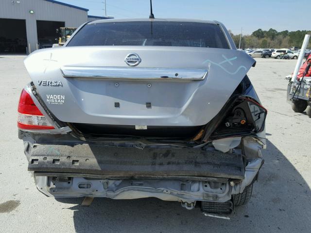 3N1BC11E09L405696 - 2009 NISSAN VERSA S SILVER photo 9