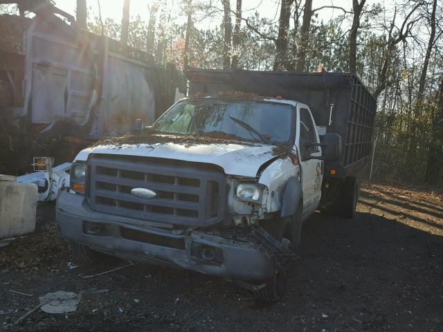 1FDXF46Y25EA61695 - 2005 FORD F450 SUPER WHITE photo 2