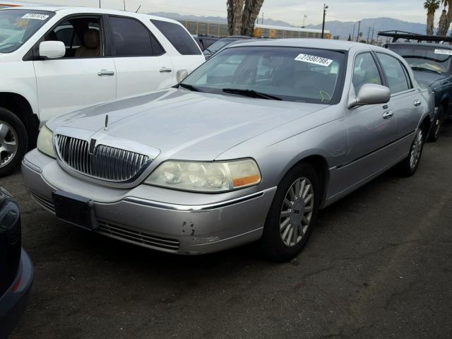 1LNHM81W73Y636540 - 2003 LINCOLN TOWN CAR E SILVER photo 2