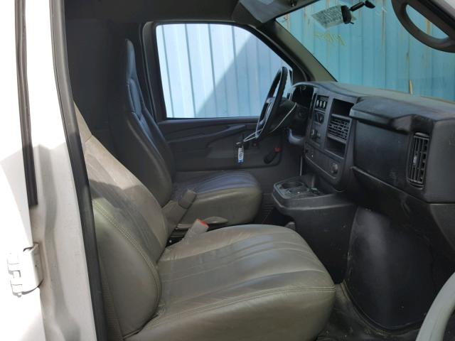 1GCGG25C291136047 - 2009 CHEVROLET EXPRESS G2 WHITE photo 5